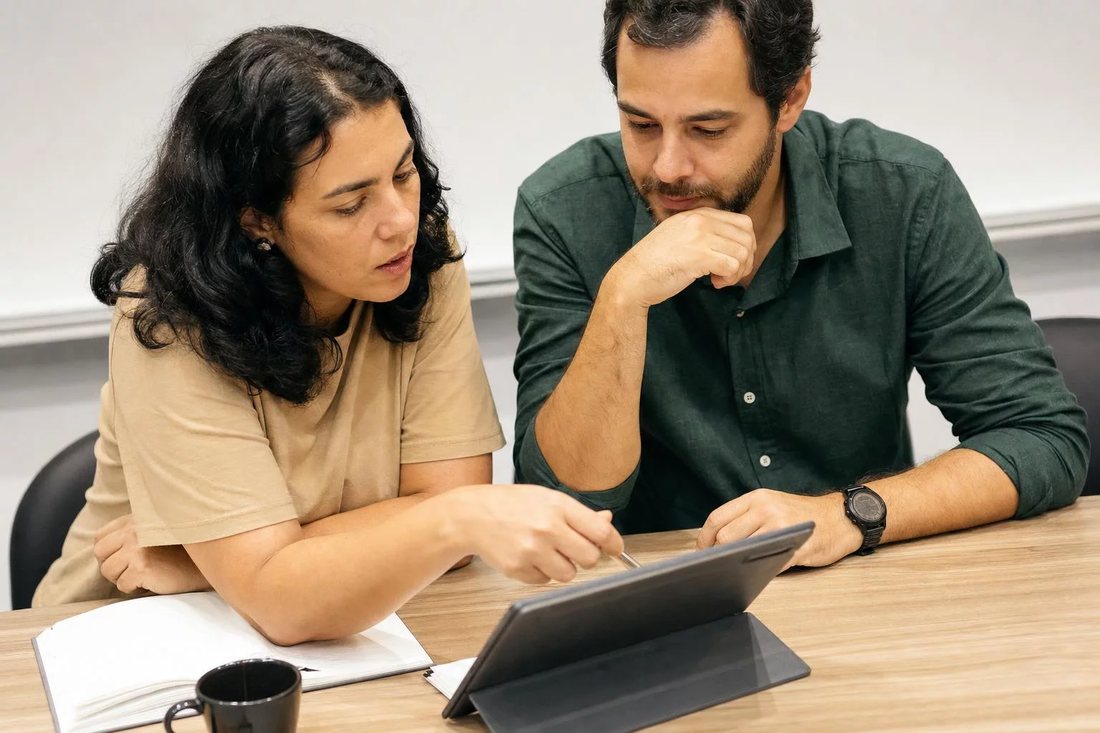 Duas participantes comparando anotações logo depois de uma rodada