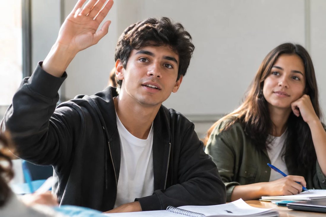 Facilitador em pé apontando para um argumento escrito no quadro durante a sessão